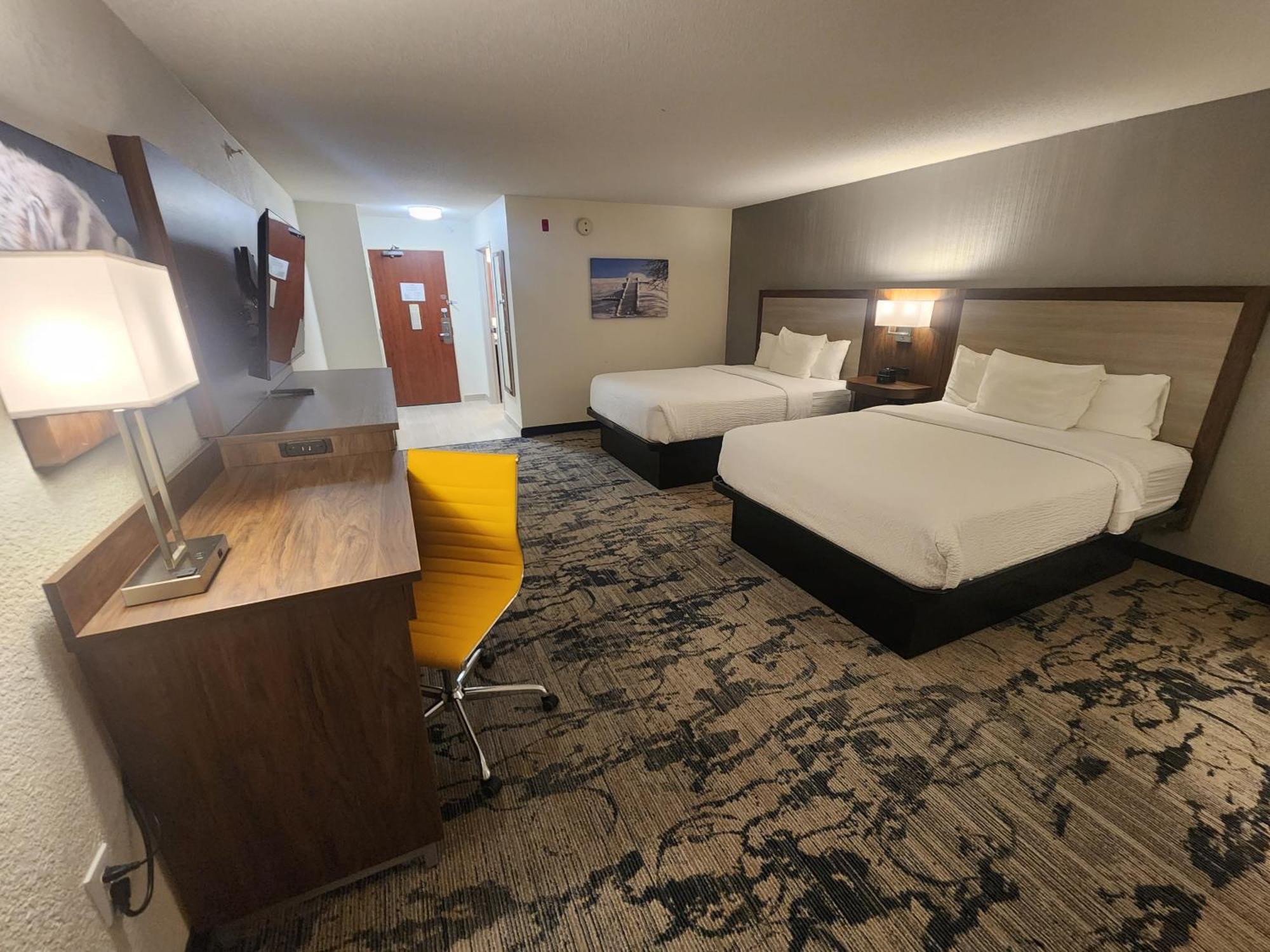 Отель La Quinta By Wyndham Milwaukee Sw New Berlin Экстерьер фото