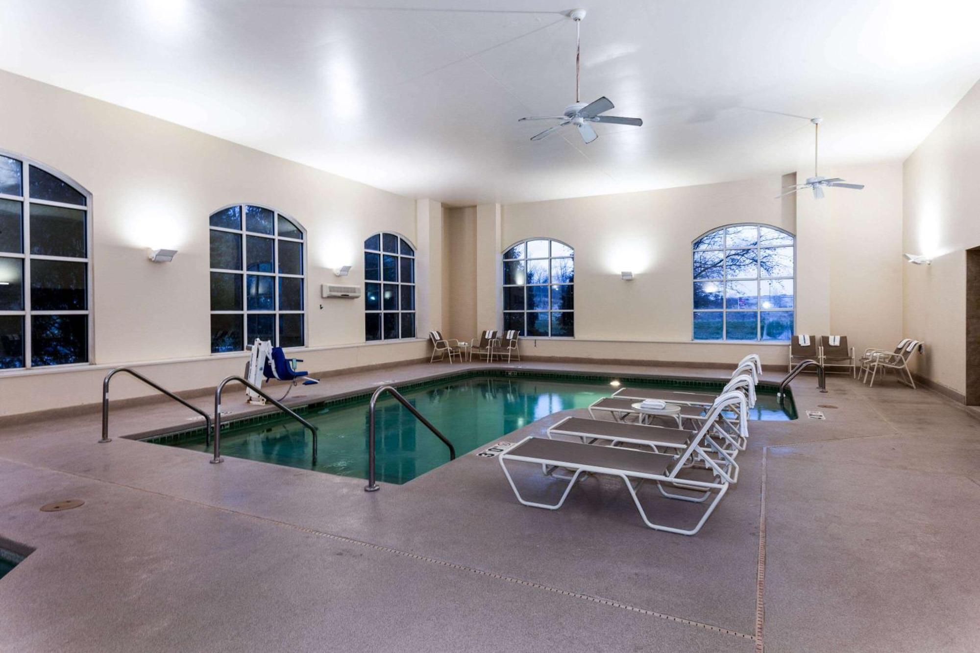 Отель La Quinta By Wyndham Milwaukee Sw New Berlin Экстерьер фото