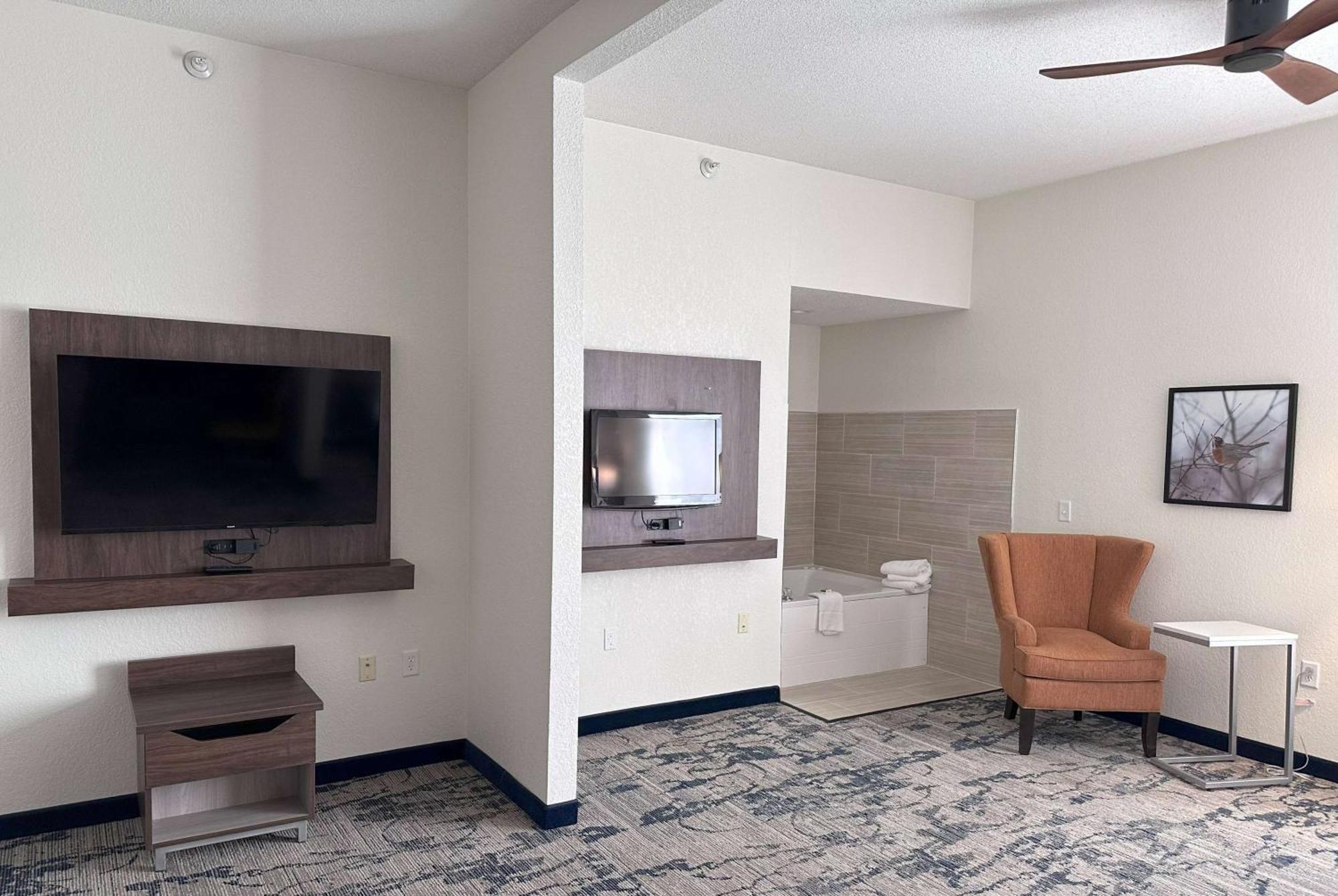 Отель La Quinta By Wyndham Milwaukee Sw New Berlin Экстерьер фото